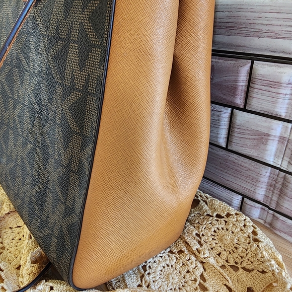 MK Michael Kors Kellen MD satchel. Brown signature color, used/ excellent condt - Picture 16 of 16